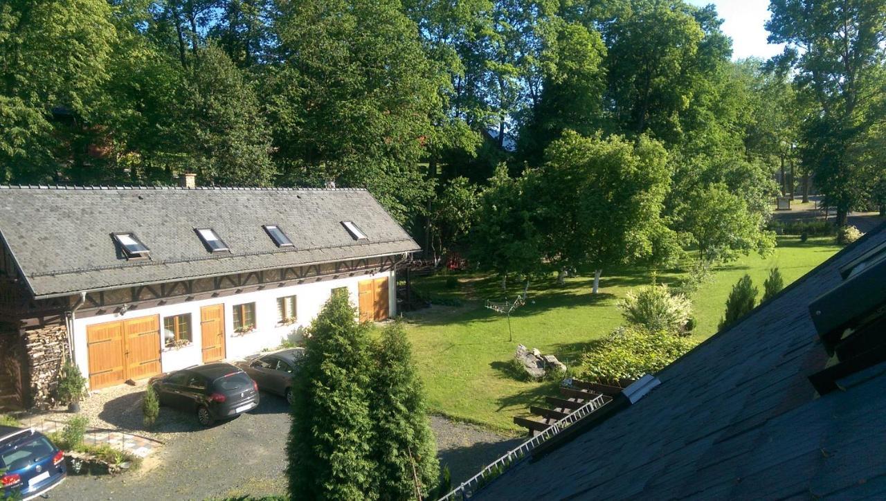Dom Goscinny Leniuchy Leśna Exteriér fotografie